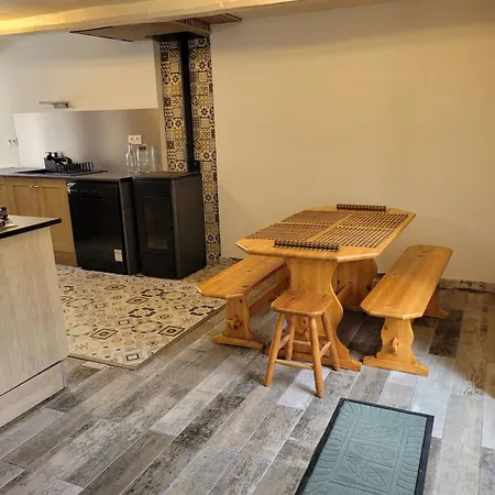 La Maison Aux Volets Rouges *